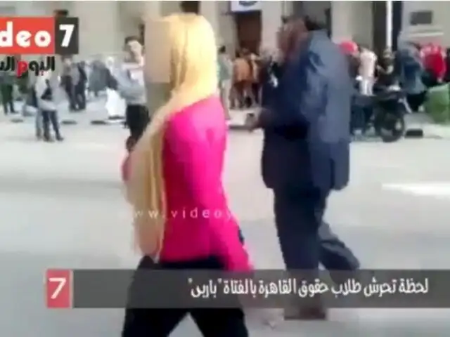 VIDEO: ¿Qué pasa cuando una sexy rubia recorre una universidad egipcia?