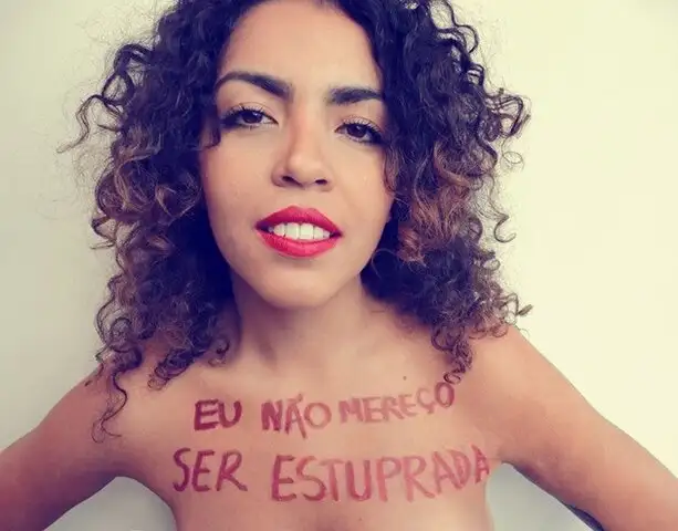 Brasil: 65% creen las mujeres que llevan poca...