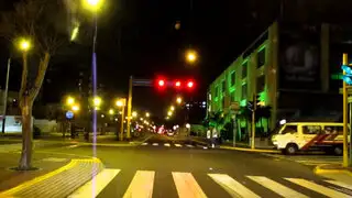 Un recorrido nocturno por la emblemática avenida Arequipa de Lima