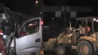 Choque entre retroexcavadora y combi deja doce policías heridos en Chosica