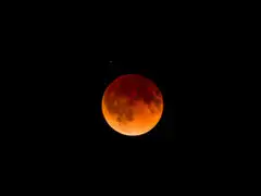 VIDEO: Eclipse lunar deslumbró al mundo, impresionantes imágenes del suceso
