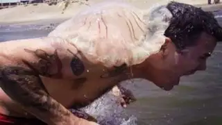 Actor Steve-O jugó con peligrosas medusas durante su visita a las playas de Perú