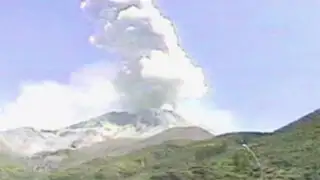 VIDEO: Impactantes imágenes de continuas explosiones del volcán Ubinas