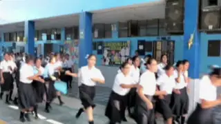 Desorden y risas de escolares durante simulacro de sismo