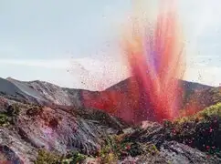 FOTOS: volcán erupciona millones de pétalos de flores en Costa Rica
