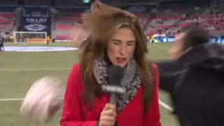 VIDEO: reportera aguanta pelotazo a pie firme durante transmisión en vivo