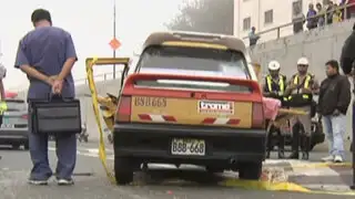 Taxi impactó poste en la Vía Expresa provocando muerte de pasajero