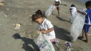 Brigada infantil  limpia playa San Pedro de Mórrope tras Semana Santa