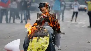 Venezolanos "quemaron" a Nicolás Maduro en tradicional 'Quema de Judas'