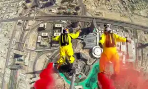 VIDEO: dos hombres se lanzaron en caída libre desde el edificio más alto del mundo