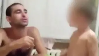 VIDEO: indignación por padre de familia que enseña a fumar a su hijo