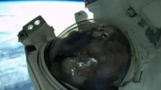Astronauta se toma el primer ‘selfie’ hecho en el espacio