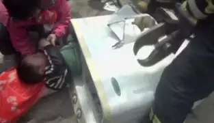 VIDEO: dramático rescate de un niño que quedó atrapado en una lavadora