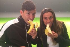 Bloque Deportivo: futbolistas posan con un plátano para combatir el racismo