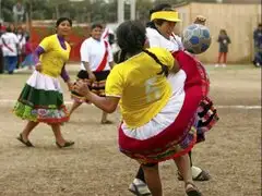 Las 'Mamachas' peruanas juegan su propio Mundial en Campo de Marte