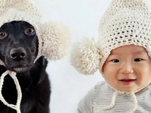 Las tiernas fotos de un bebé y su perro con los gorros idénticos