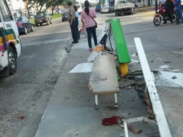 San Miguel: bus se estrella contra paradero y deja heridas a varias personas