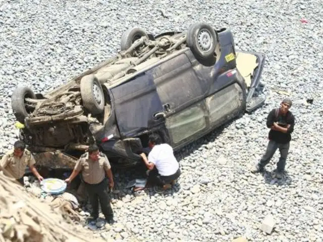 Camioneta cae a abismo en Arequipa y deja cinco muertos