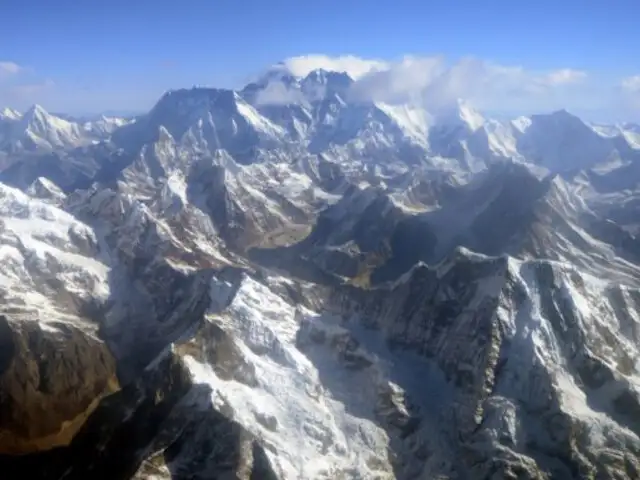 Al menos doce guías muertos tras gigantesca avalancha en el Everest