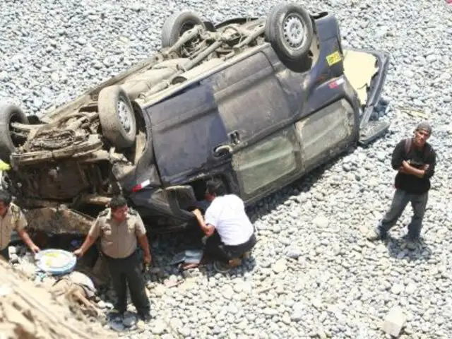 Huarochirí: despiste y volcadura de auto deja dos fallecidos