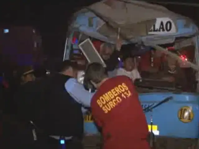 Al menos diez heridos tras choque de cúster contra dos postes en Surco