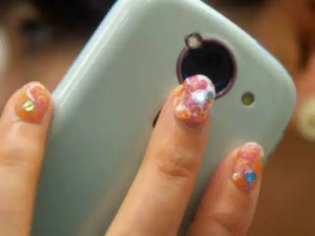 Sólo en Japón: uñas que se iluminan cuando contestas el teléfono