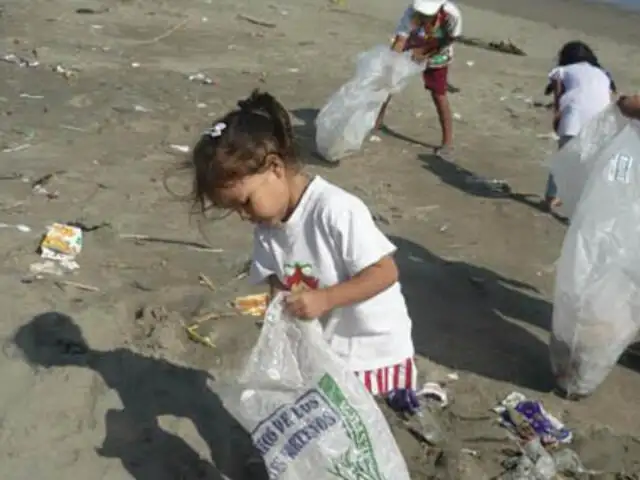 Brigada infantil  limpia playa San Pedro de Mórrope tras Semana Santa