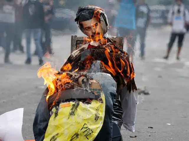 Venezolanos "quemaron" a Nicolás Maduro en tradicional 'Quema de Judas'