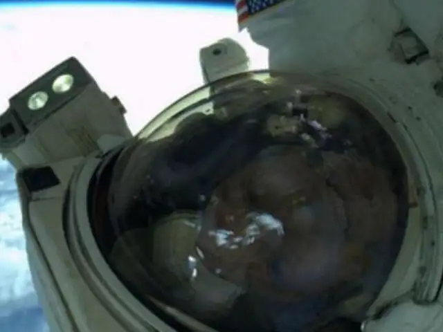 Astronauta se toma el primer ‘selfie’ hecho en el espacio
