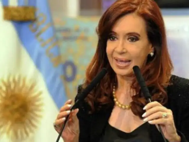 Mástil de la bandera argentina cae sobre presidenta Cristina Fernández