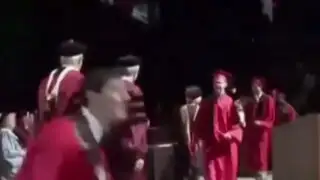 Joven hace el ridículo al intentar pirueta en ceremonia de graduación