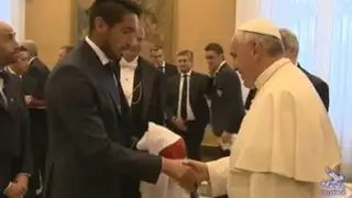 Papa Francisco recibió la camiseta de Perú de manos de Juan Vargas