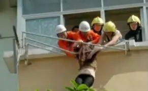 VIDEO: rescatan a mujer borracha que colgaba de un tendedero en China