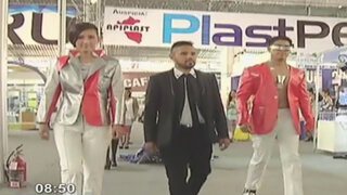 Presentan singular propuesta de moda reciclable en feria 'Expo Plast Perú 2014'