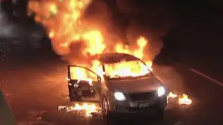 Surco: un automóvil se incendió extrañamente en la Panamericana Sur