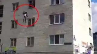 Madre arroja a hijas por la ventana para salvarlas de incendio en edificio de Rusia