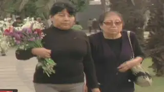 Limeños abarrotaron los cementerios en víspera al Día de la Madre