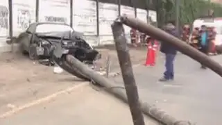 Aparatoso choque vehicular derribó un poste en la Costa Verde