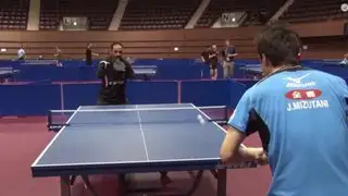 Hombre sin brazos asombra al mundo al jugar tenis de mesa con la boca