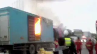 La Victoria: camión cargado de papel higiénico arde en llamas