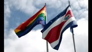 Presidente de Costa Rica izó la bandera del orgullo gay en la sede presidencial