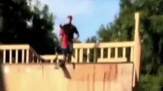 EEUU: mal padre empujó a su hijo por una enorme rampa de skateboard