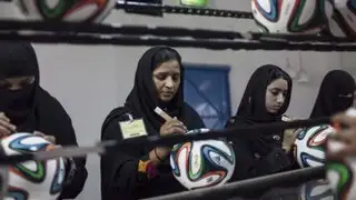 FOTOS: mujeres fabrican a mano pelota con que se jugará el Mundial Brasil 2014