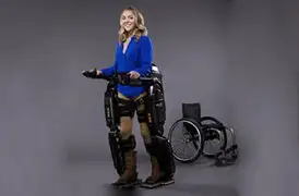 Reino Unido: mujer paralítica volvió a caminar gracias a exoesqueleto robótico