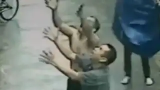 China: atrapan en el aire a un bebé que se cayó desde un segundo piso