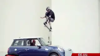 VIDEO famoso skater de 46 años saltó sobre automóvil en movimiento