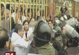 Huelga Médica: enfermeras se encadenaron en hospital San Bartolomé