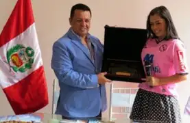Callao: alcalde Juan Sotomayor regaló joya de oro a Larissa Riquelme