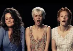 Trío de mujeres intenta cantar mientras tienen un orgasmo con un vibrador