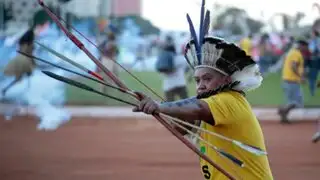 Brasil: indígenas se enfrentaron con arcos y flechas a los policías